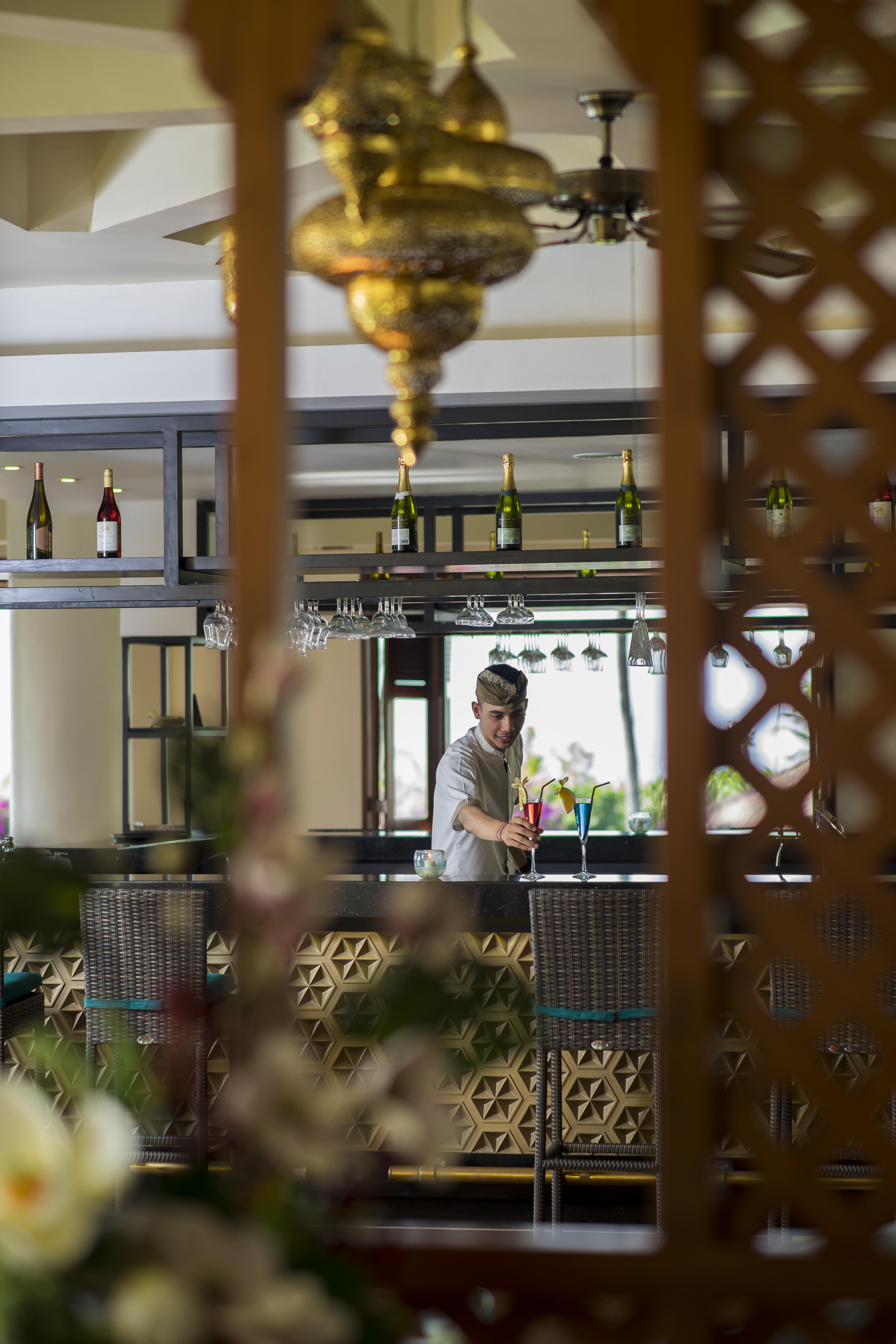 Grand Mirage Resort & Thalasso Bali Nusa Dua  Exteriör bild A bartender at work