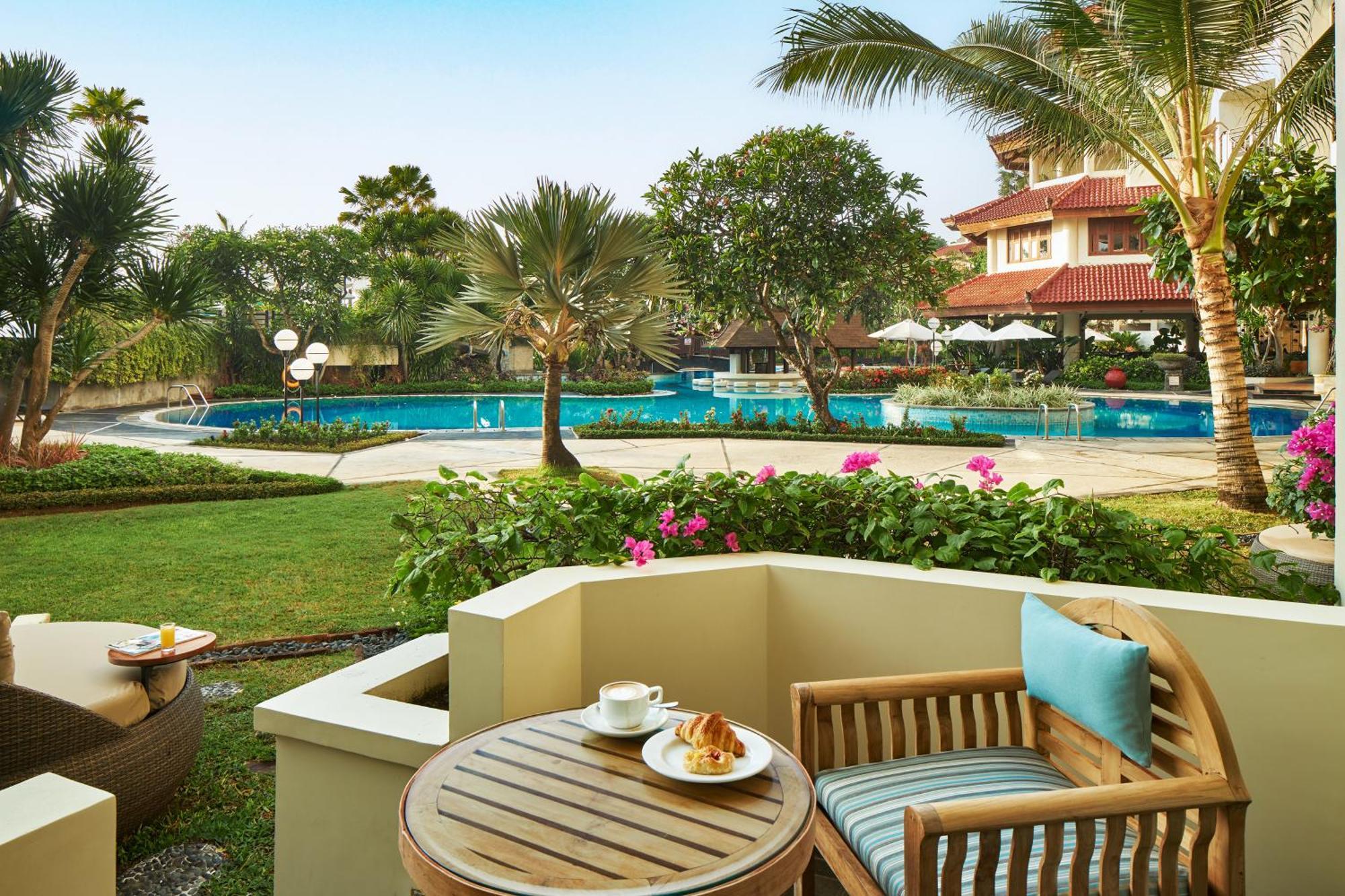 Grand Mirage Resort & Thalasso Bali Nusa Dua  Exteriör bild The pool at the hotel